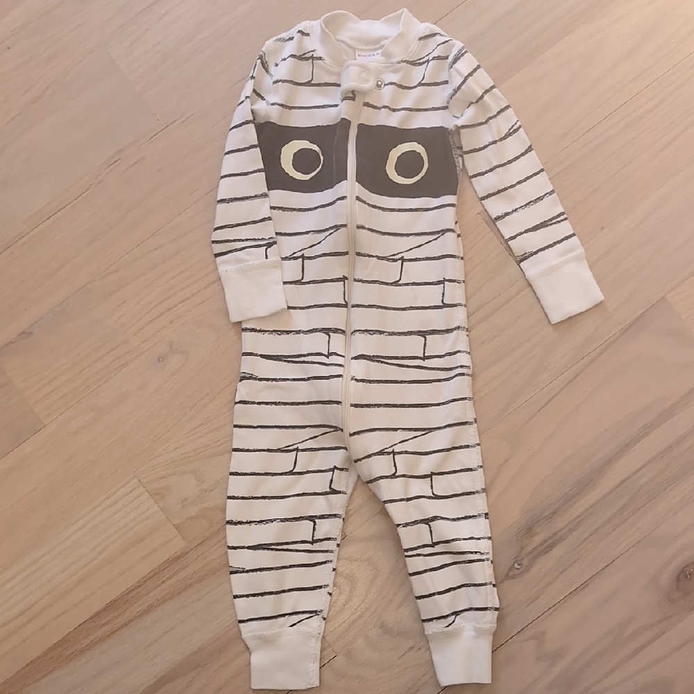 Hanna Andersson Mummy Print Footie - Black and White